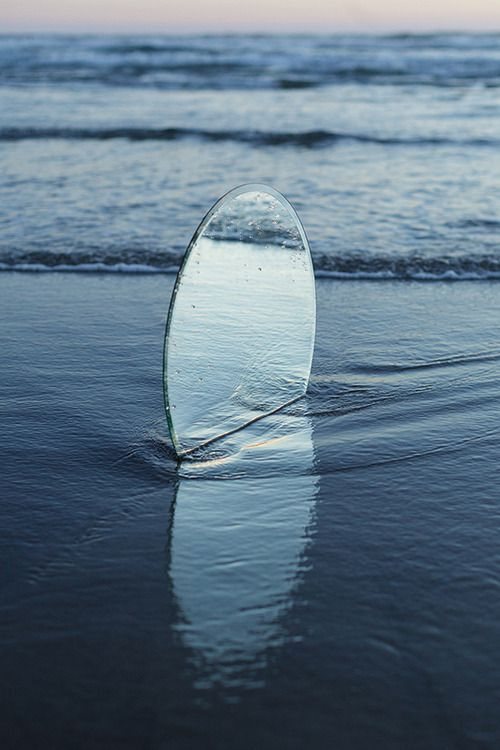 Glasscheibe in der Brandung am Meer