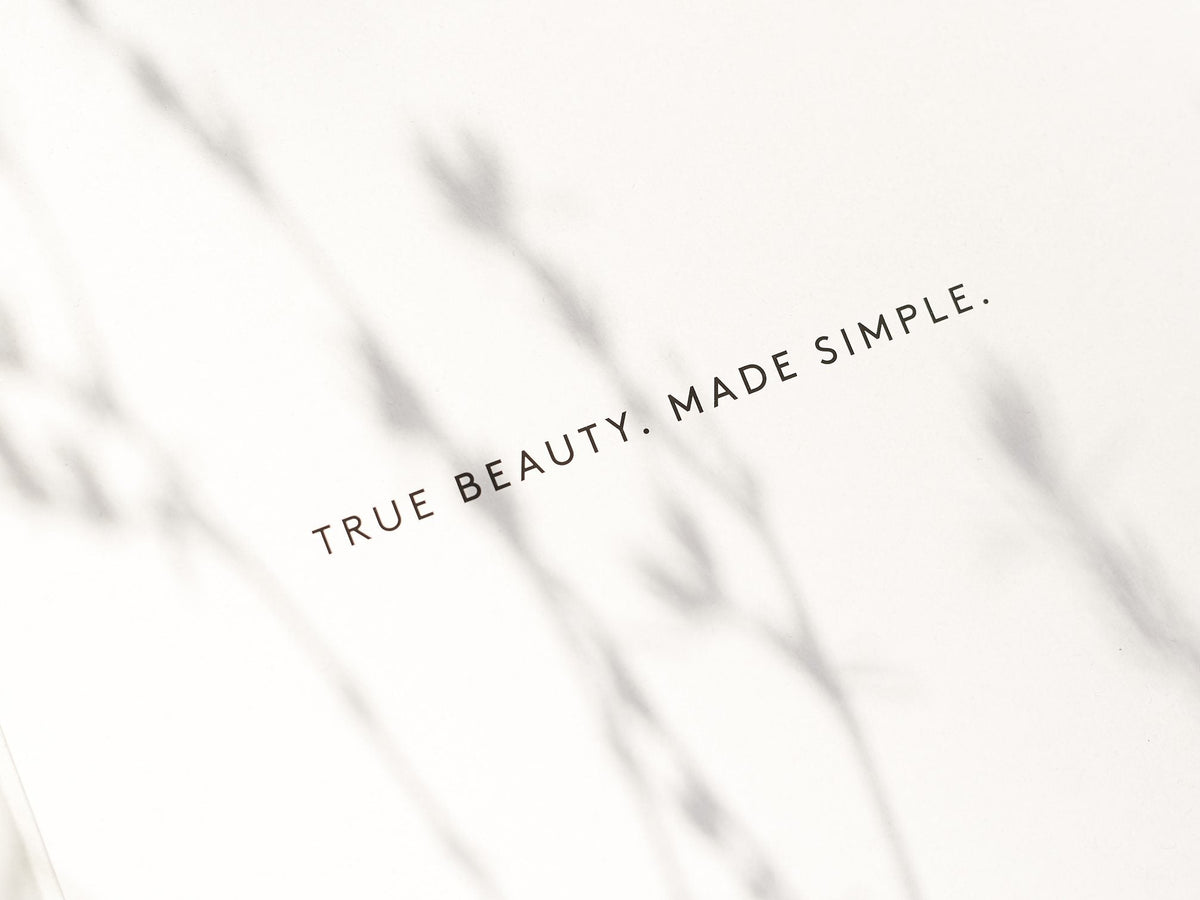 Schriftzug „True beauty. Made simple.“ im Schattenspiel von Gräsern
